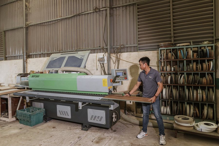 Công đoạn dán cạnh ván tại xưởng GU