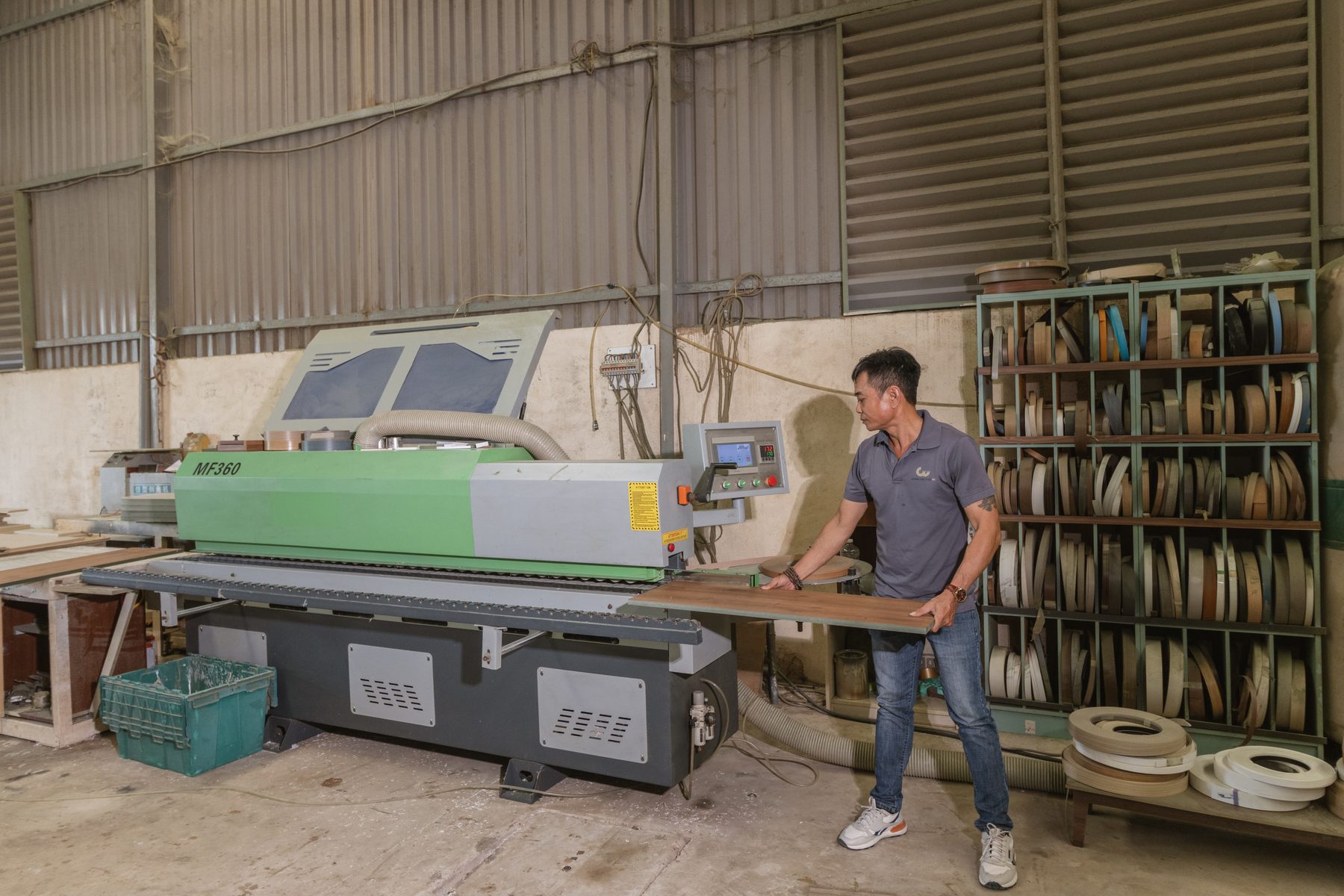 Công đoạn dán cạnh trong xưởng GU